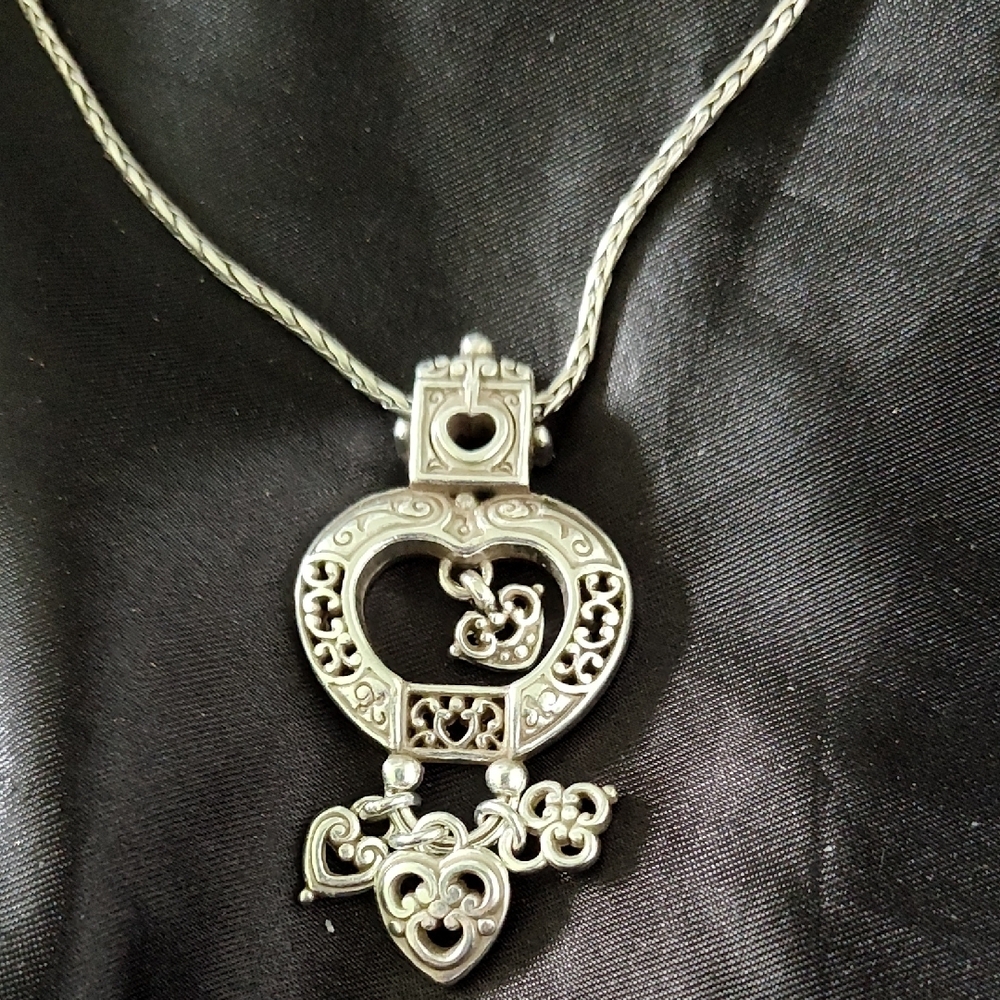 Rare Brighton Retired Elegant Silver Key & Hearts Pendant Necklace - Picture 3 of 3